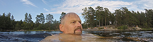 Hans Sundgrens huvud vid vattenytan Stora Skiren